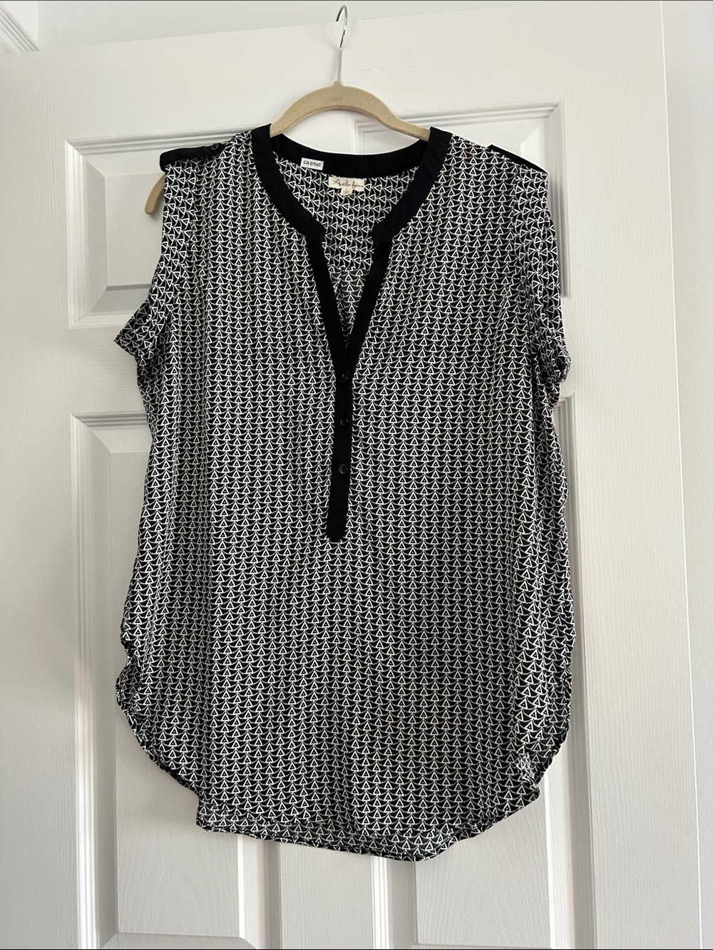 Antilia Femme Black & White Geometric Sleeveless Blouse